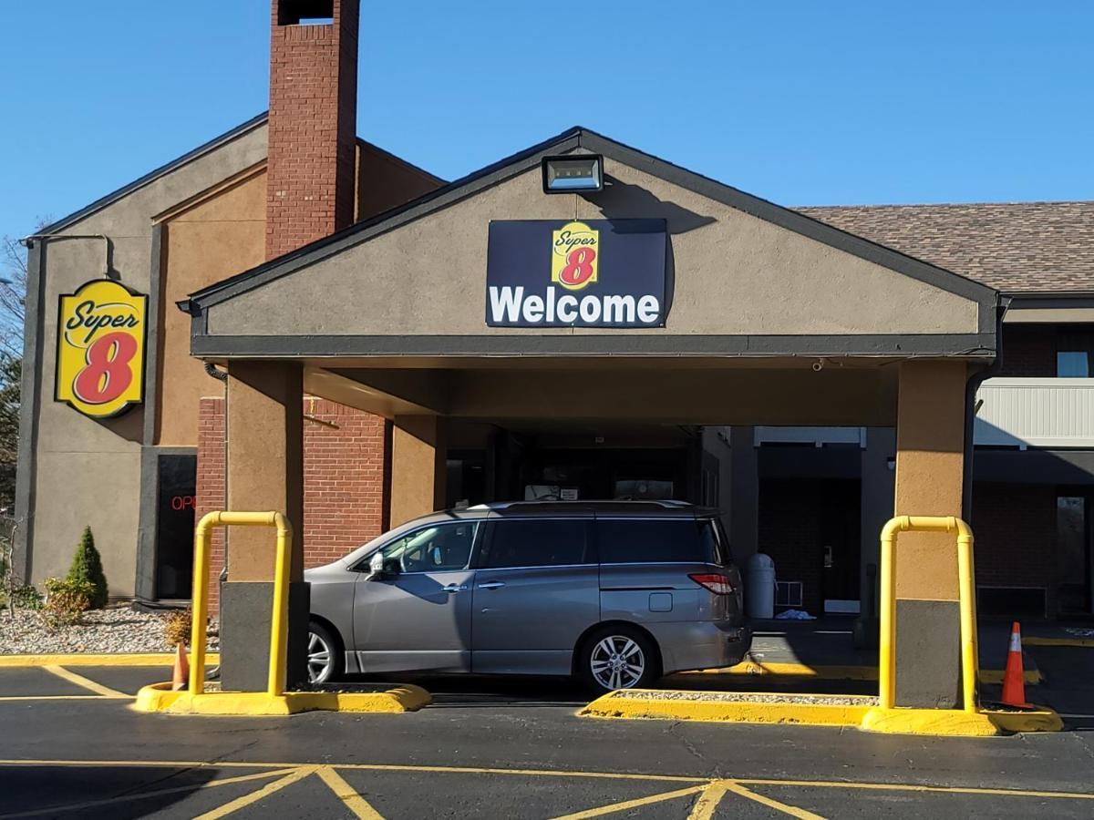 Super 8 By Wyndham Kansas City Airport North Exterior photo