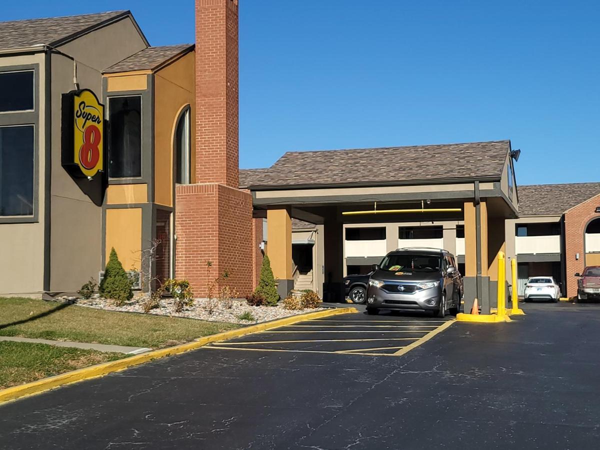Super 8 By Wyndham Kansas City Airport North Exterior photo