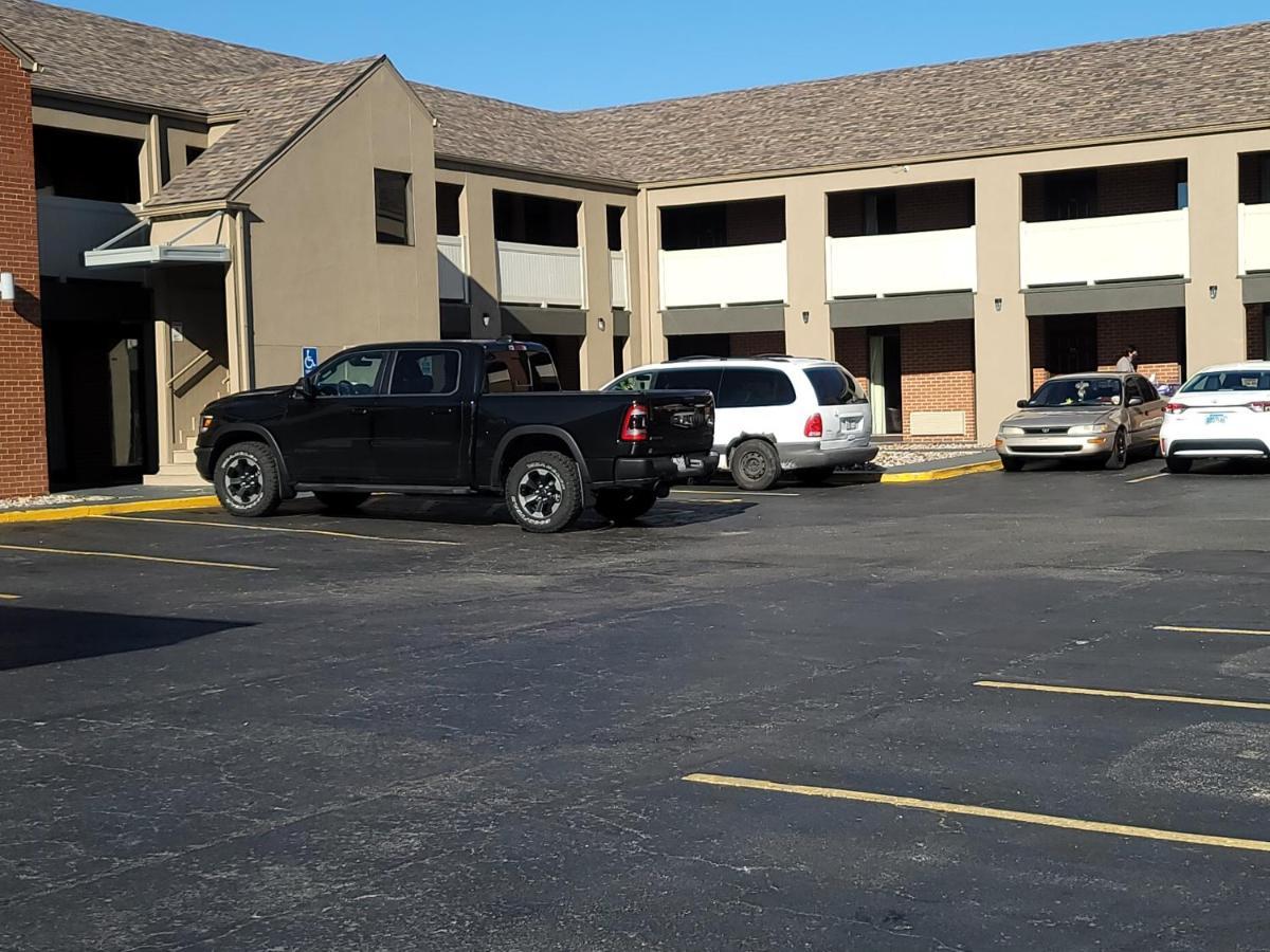 Super 8 By Wyndham Kansas City Airport North Exterior photo