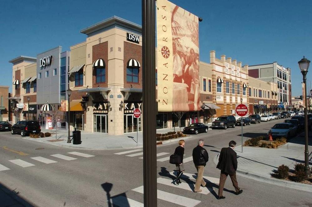 Super 8 By Wyndham Kansas City Airport North Exterior photo