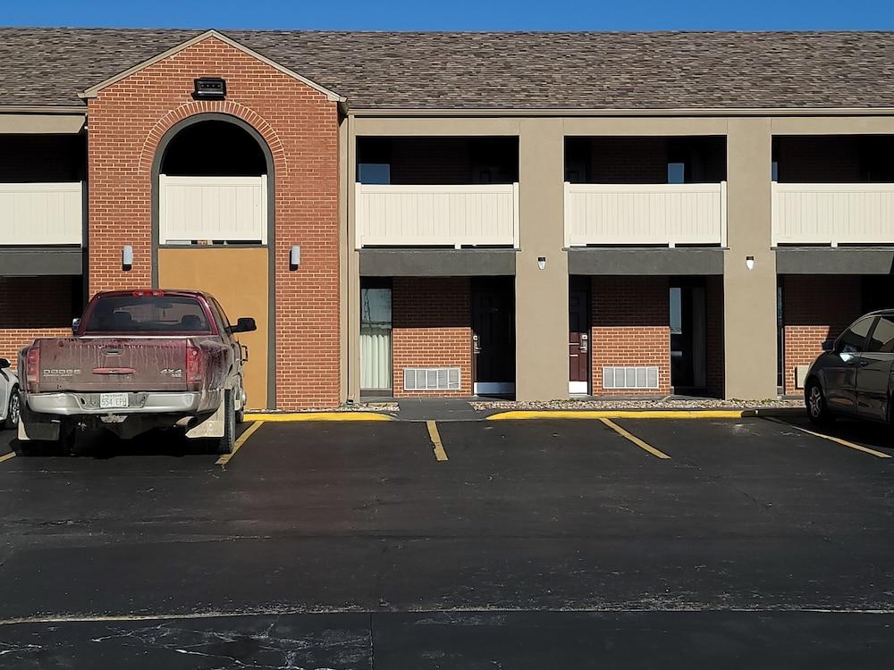 Super 8 By Wyndham Kansas City Airport North Exterior photo