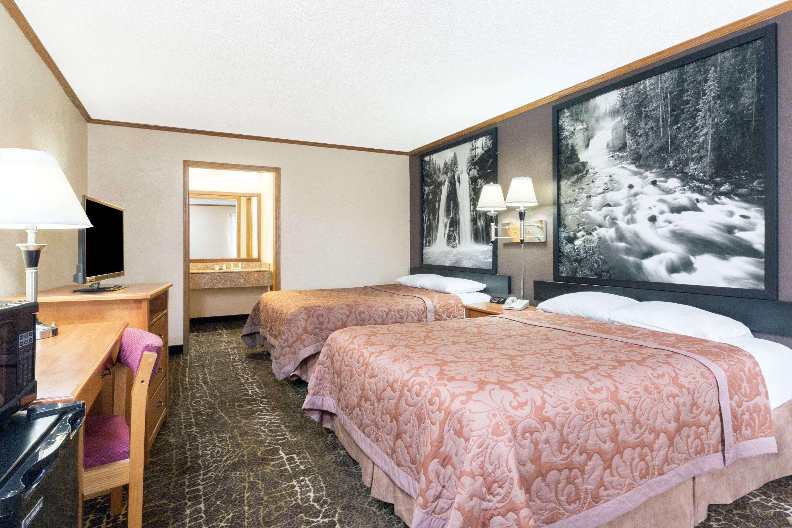 Super 8 By Wyndham Kansas City Airport North Exterior photo