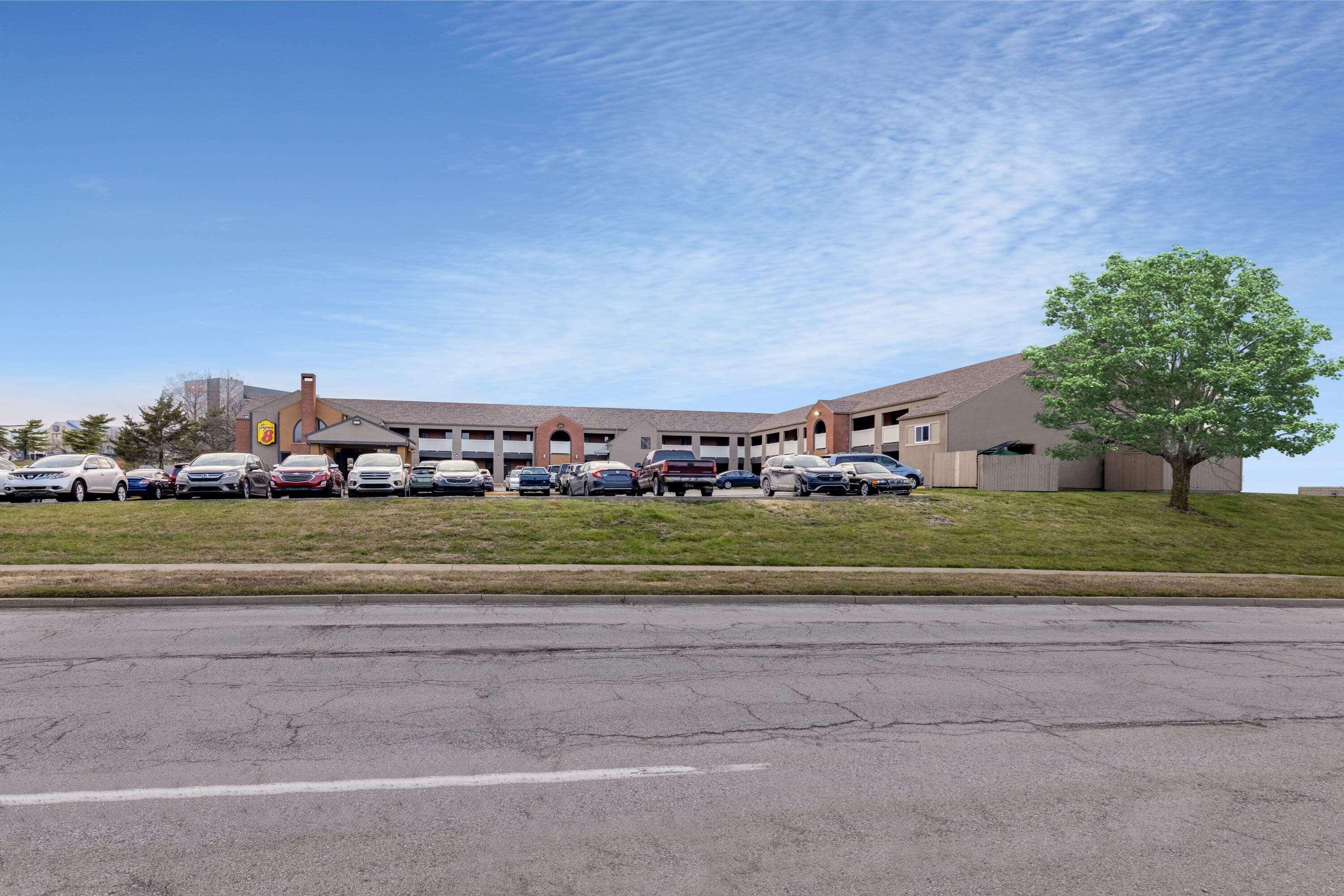 Super 8 By Wyndham Kansas City Airport North Exterior photo