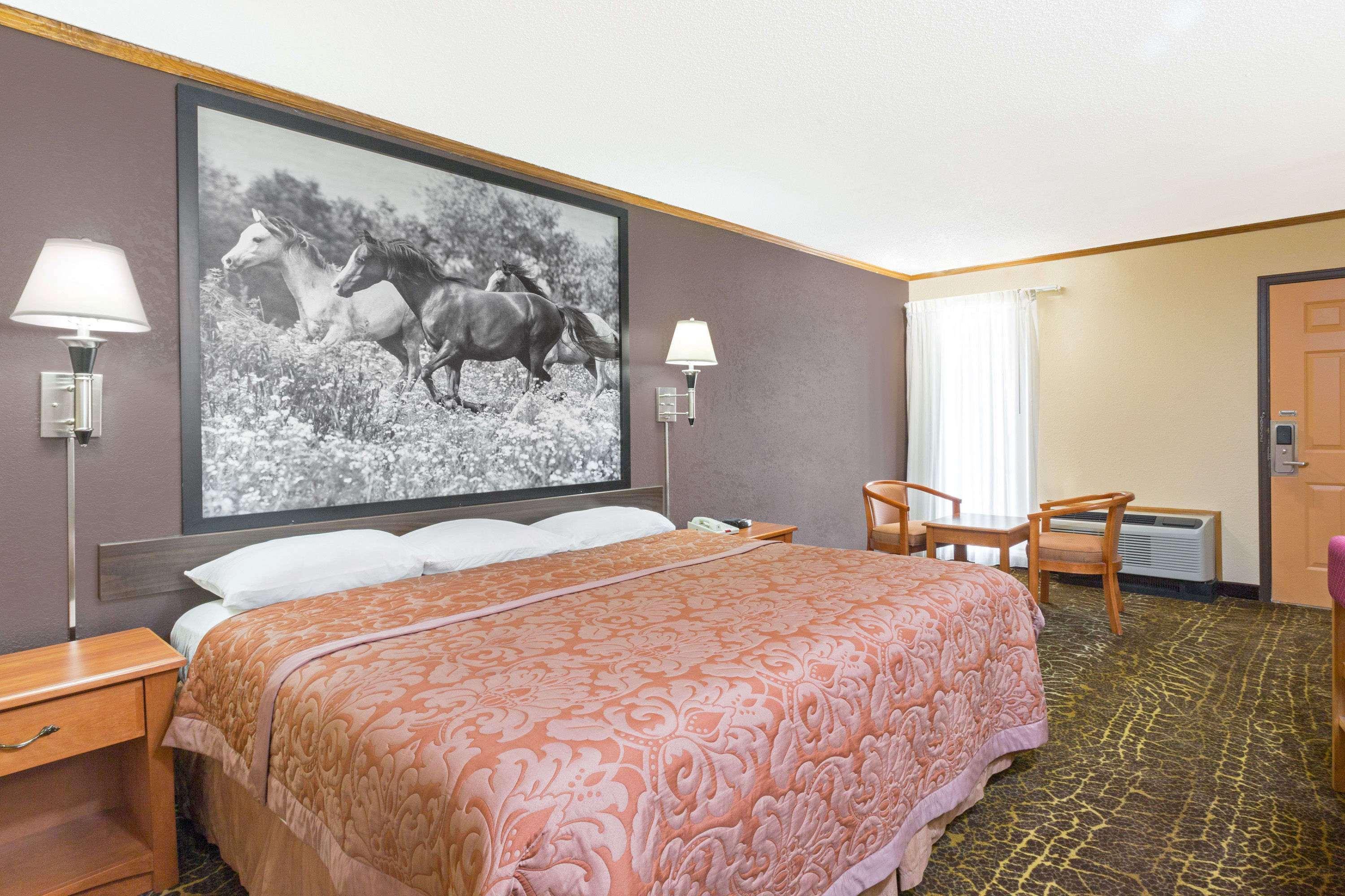 Super 8 By Wyndham Kansas City Airport North Exterior photo