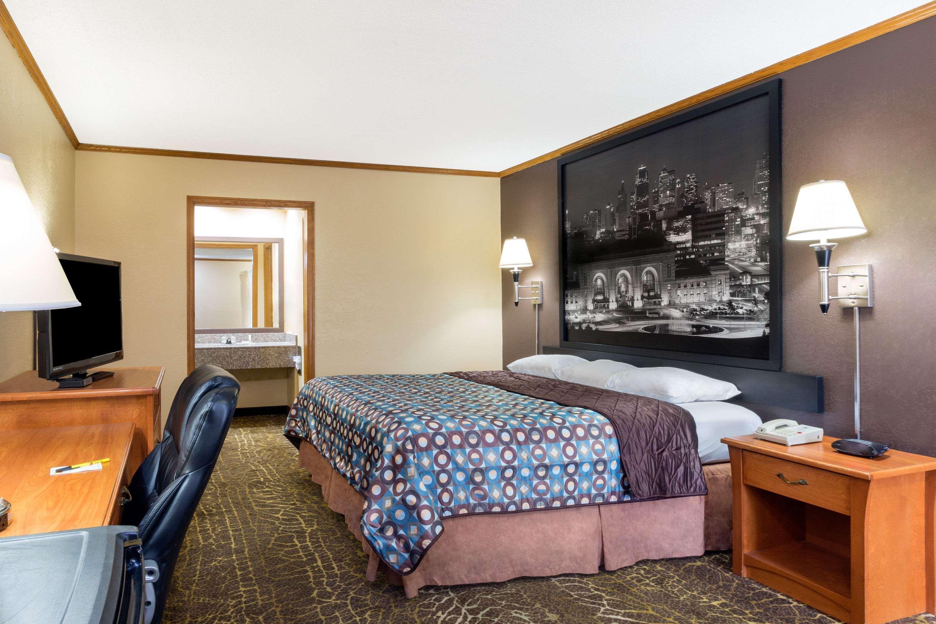 Super 8 By Wyndham Kansas City Airport North Exterior photo