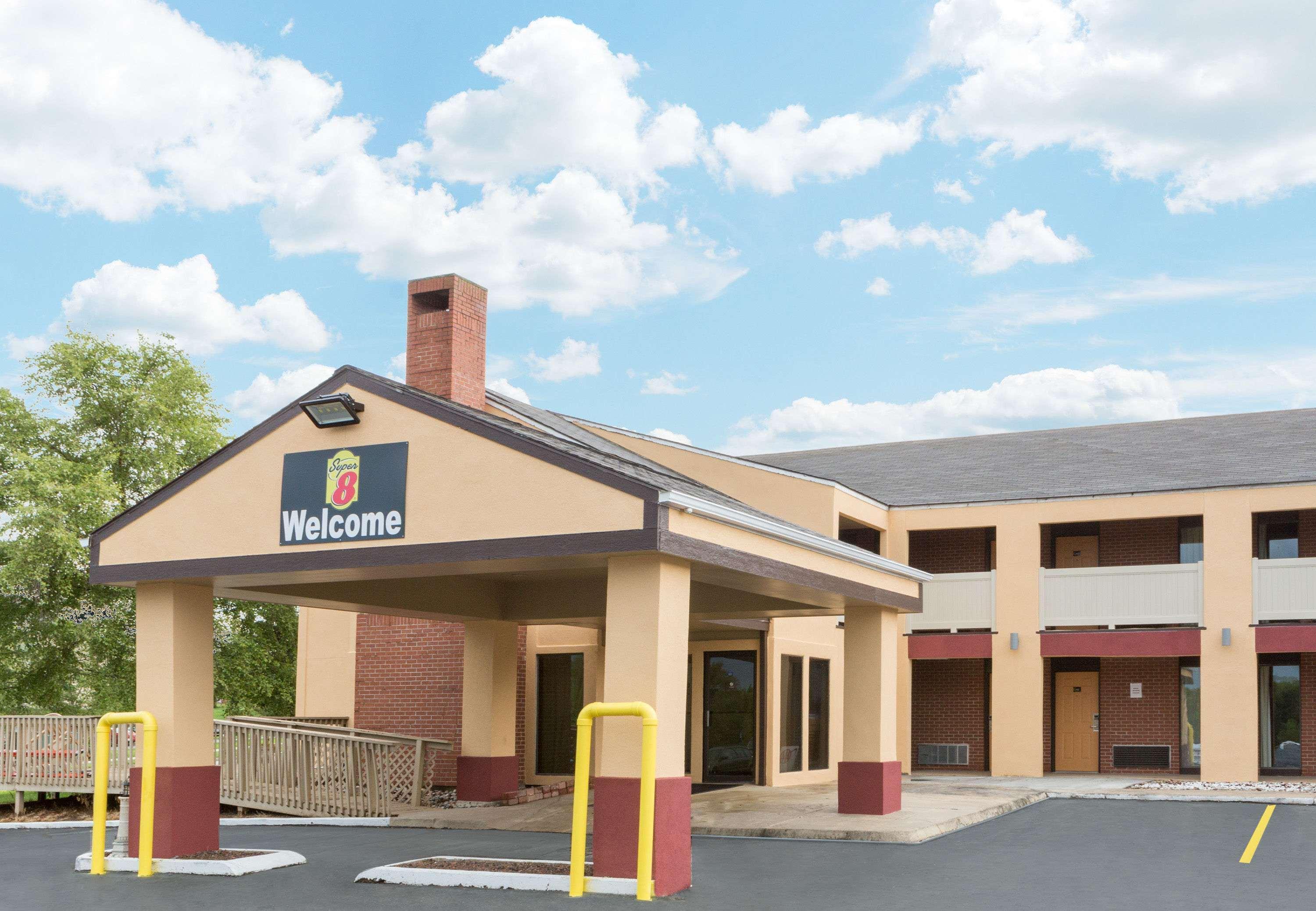 Super 8 By Wyndham Kansas City Airport North Exterior photo
