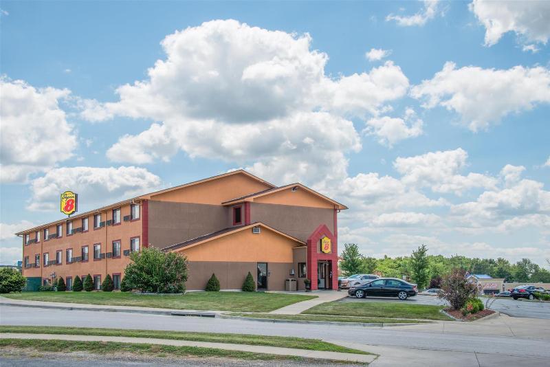 Super 8 By Wyndham Kansas City Airport North Exterior photo
